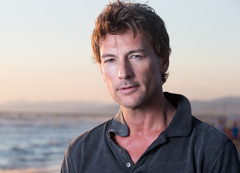 Roberto Farnesi Fascino e talento Carriera brillante Un volto amato della TV italiana.